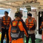 Satu penumpang Kapal Motor (KM) Al Sudais 21 bernama Hayun Usia (37) dilaporkan jatuh ke laut. Korban dilaporkan terjatuh saat kapal menuju Pelabuhan Sanana, Maluku Utara.